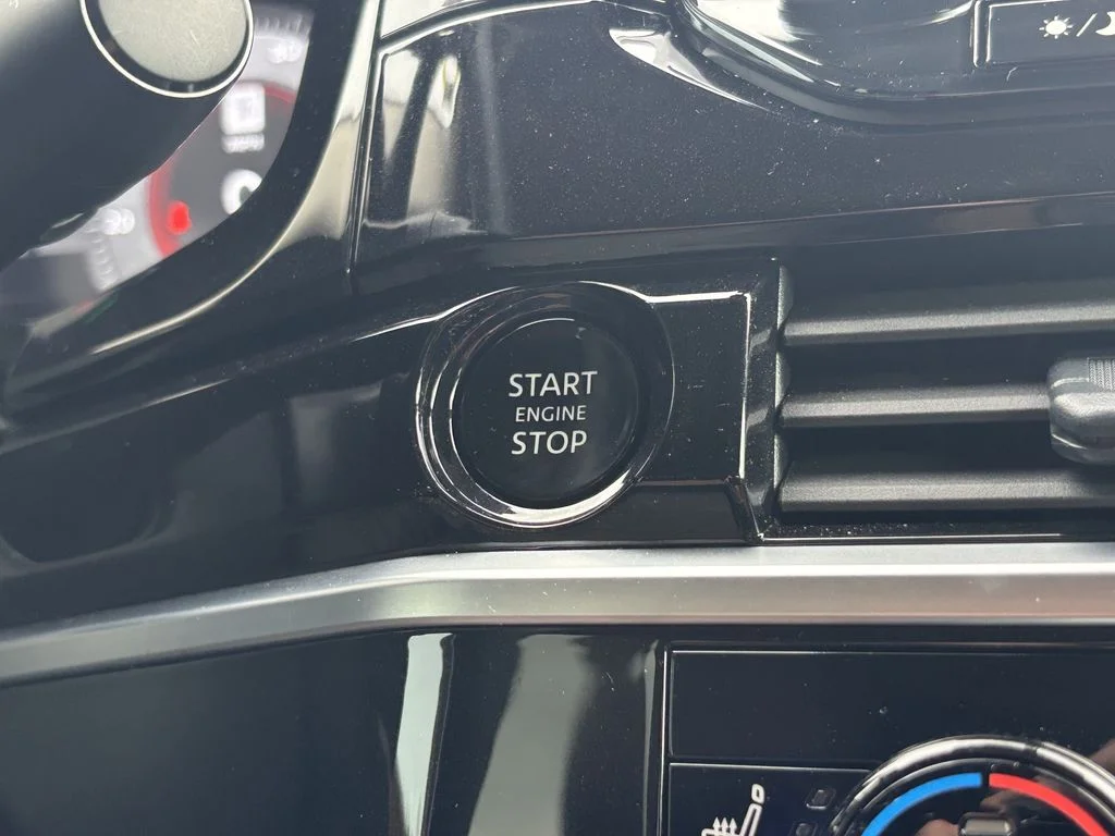 Used 2025 Red Nissan Platinum image 33