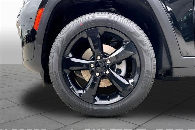 New 2026 Diamond Black Crystal Pearlcoat Jeep Limited image 8