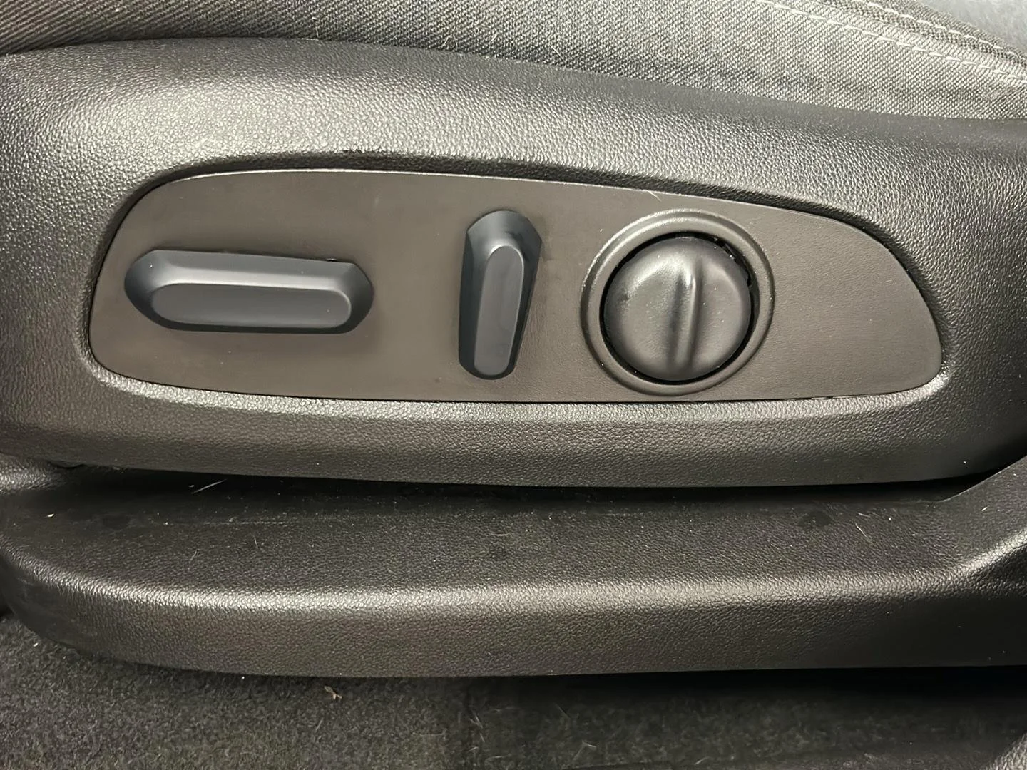Used 2023 Sterling Metallic GMC SLE image 22