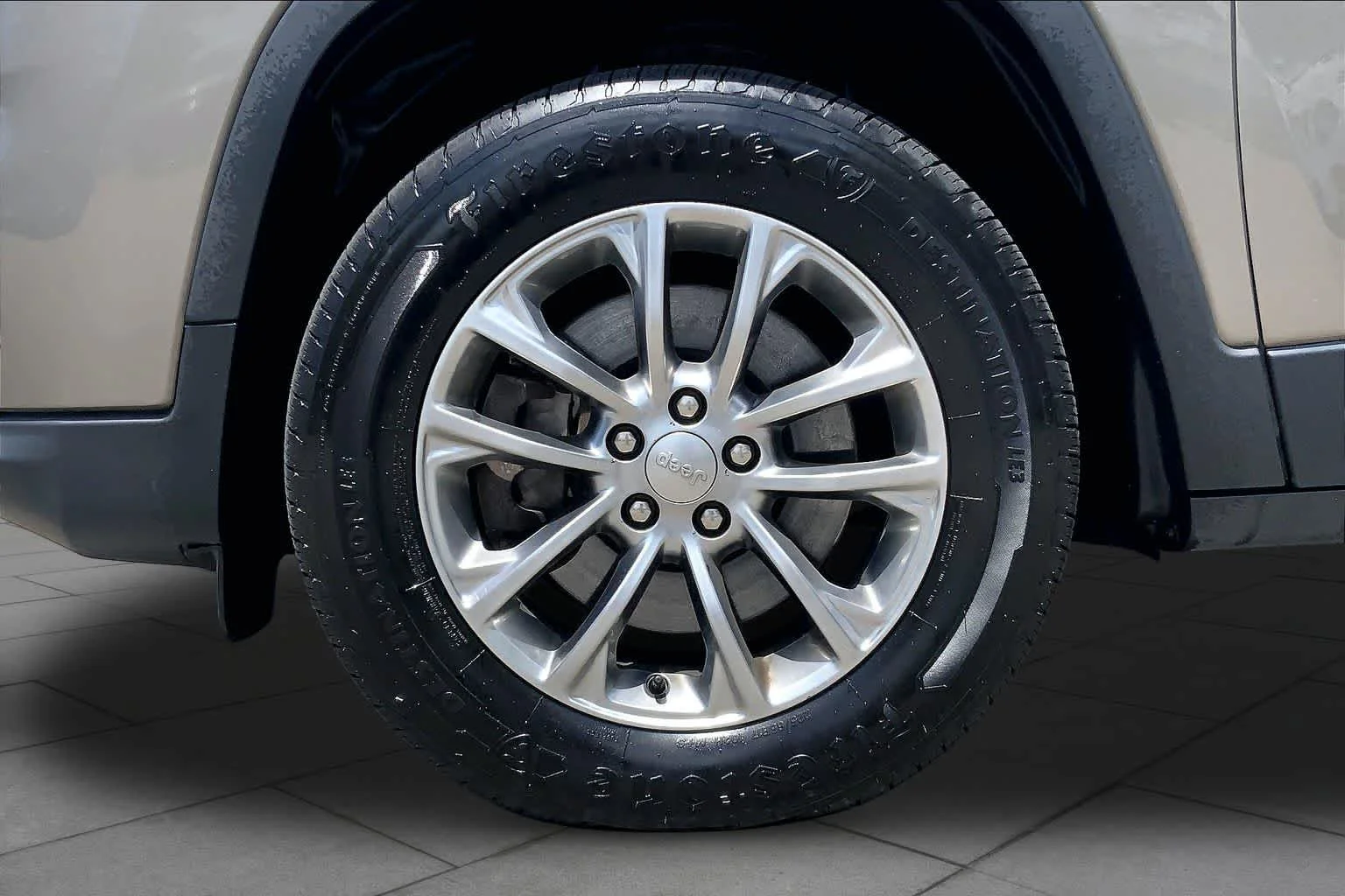 Used 2019 Light Brownstone Pearlcoat Jeep Latitude Plus image 11