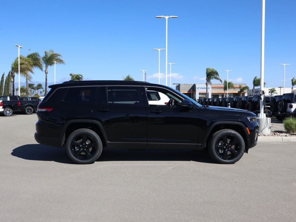 New 2026 Diamond Black Crystal Pearl-Coat Exterior Paint Jeep Limited image 2