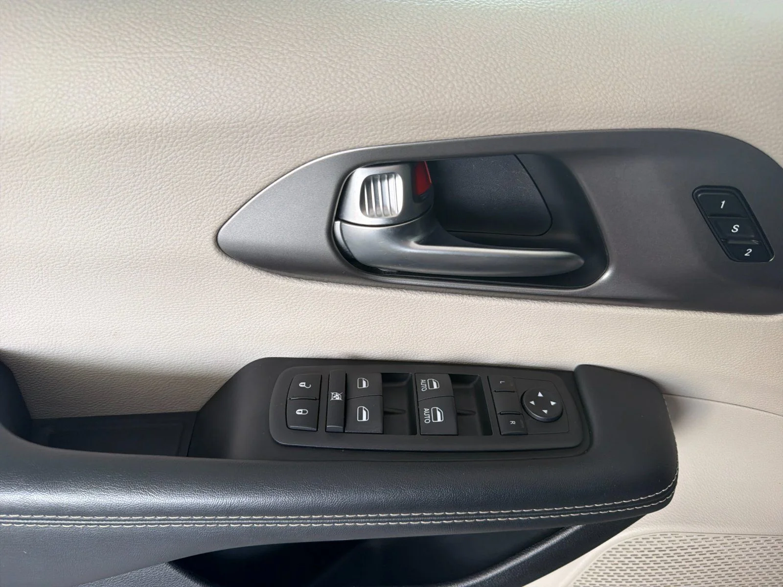 Used 2023 White Chrysler Touring L image 10