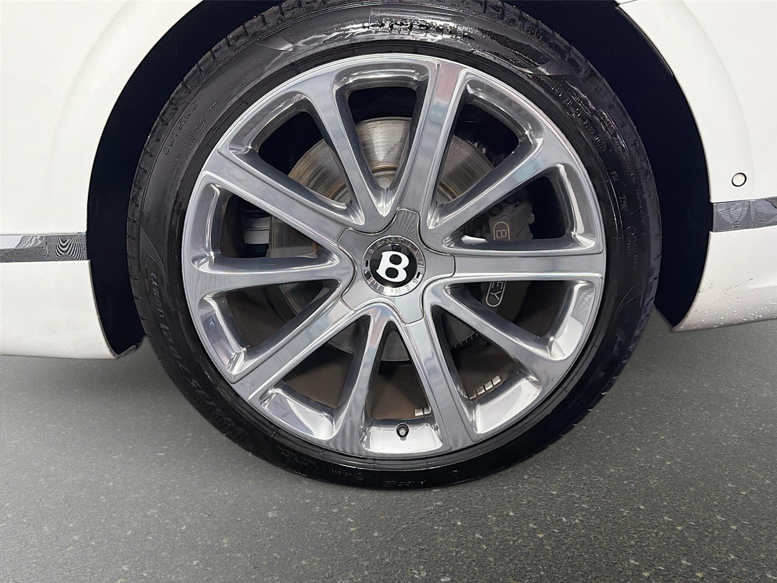 Used 2022 White Bentley V8 image 27