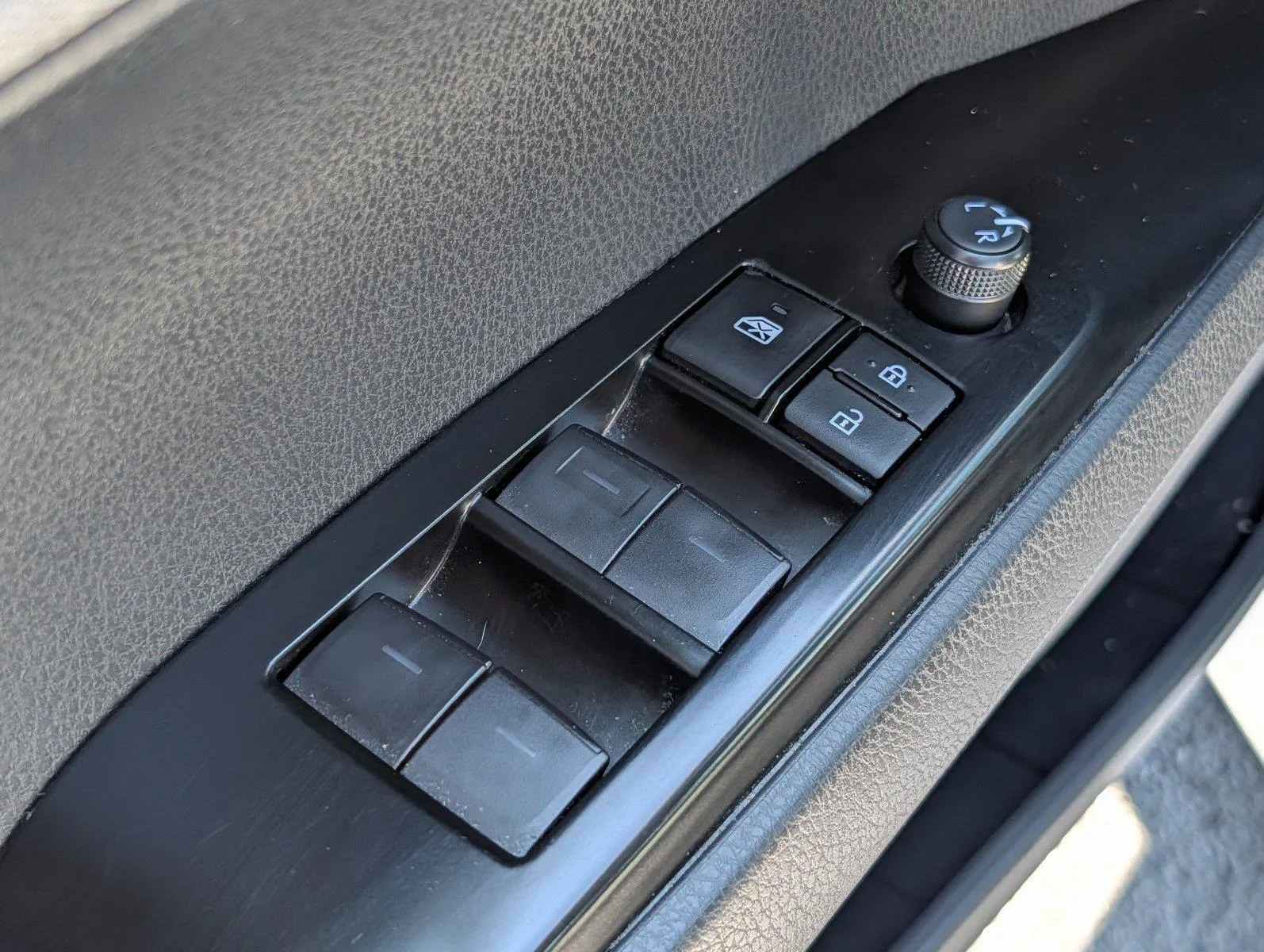 Used 2025 Ice Cap Toyota LE image 15