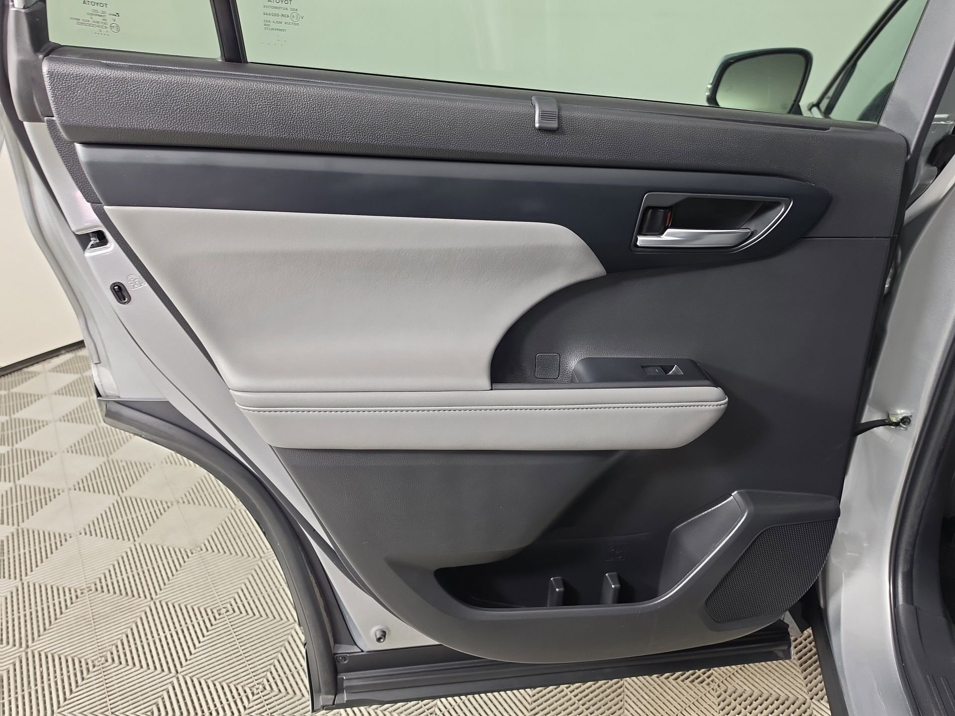 Used 2022 Silver Toyota XLE image 40