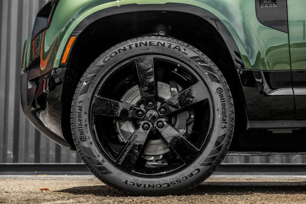 New 2026 Woolstone Green Land Rover X-Dynamic SE image 4