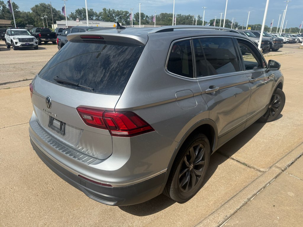 Used 2023 Pyrite Silver Metallic Volkswagen SE image 5