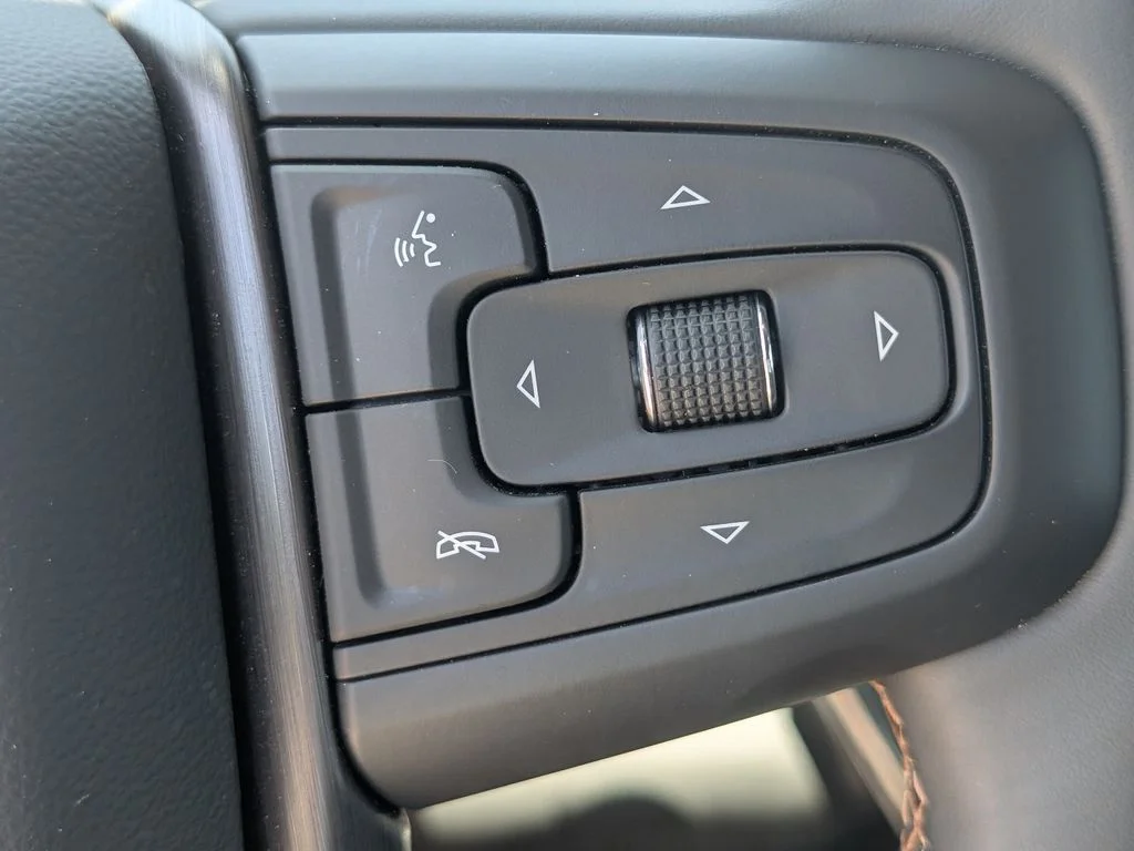 Used 2025 Silver GMC AT4 image 27