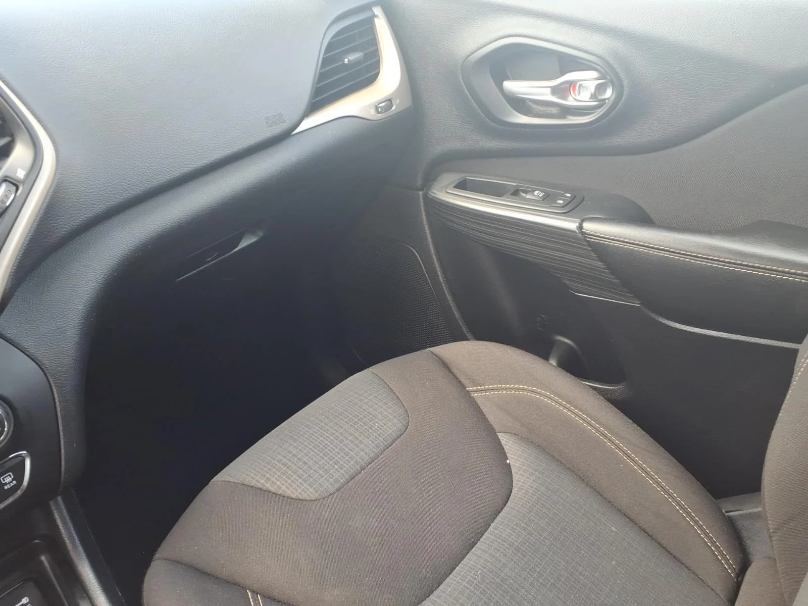 Used 2015 White Jeep 4WD 4DR LATITUDE image 22