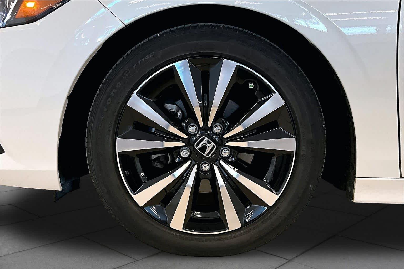 Used 2022 Platinum White Pearl Honda EX image 10
