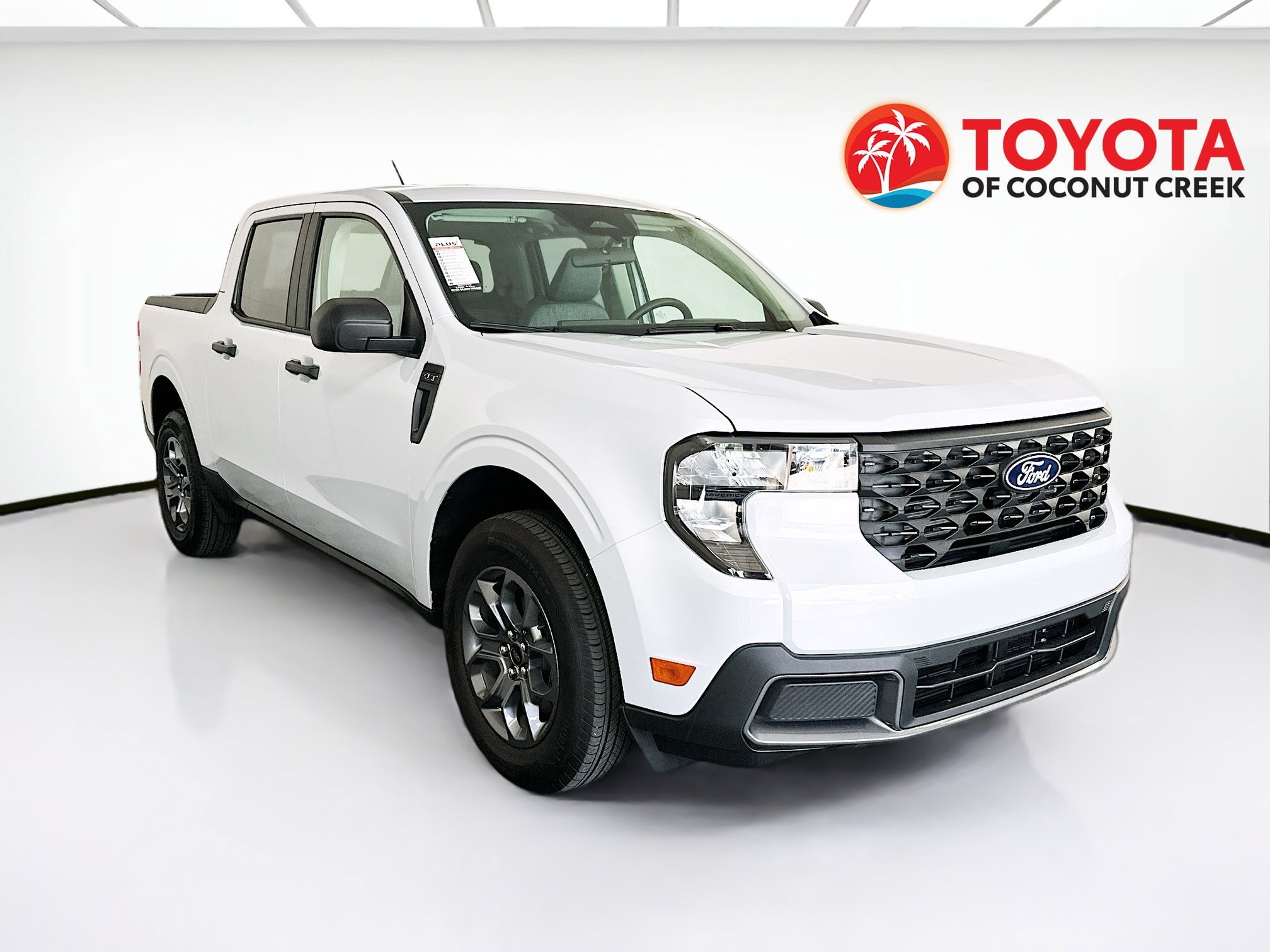 Used 2025 White Metallic Ford XLT image 1
