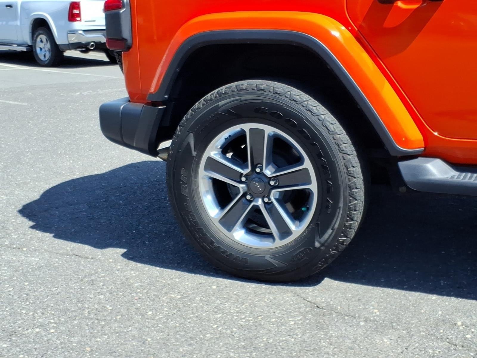Used 2018 Punkn Metallic Clearcoat Jeep Sahara image 11