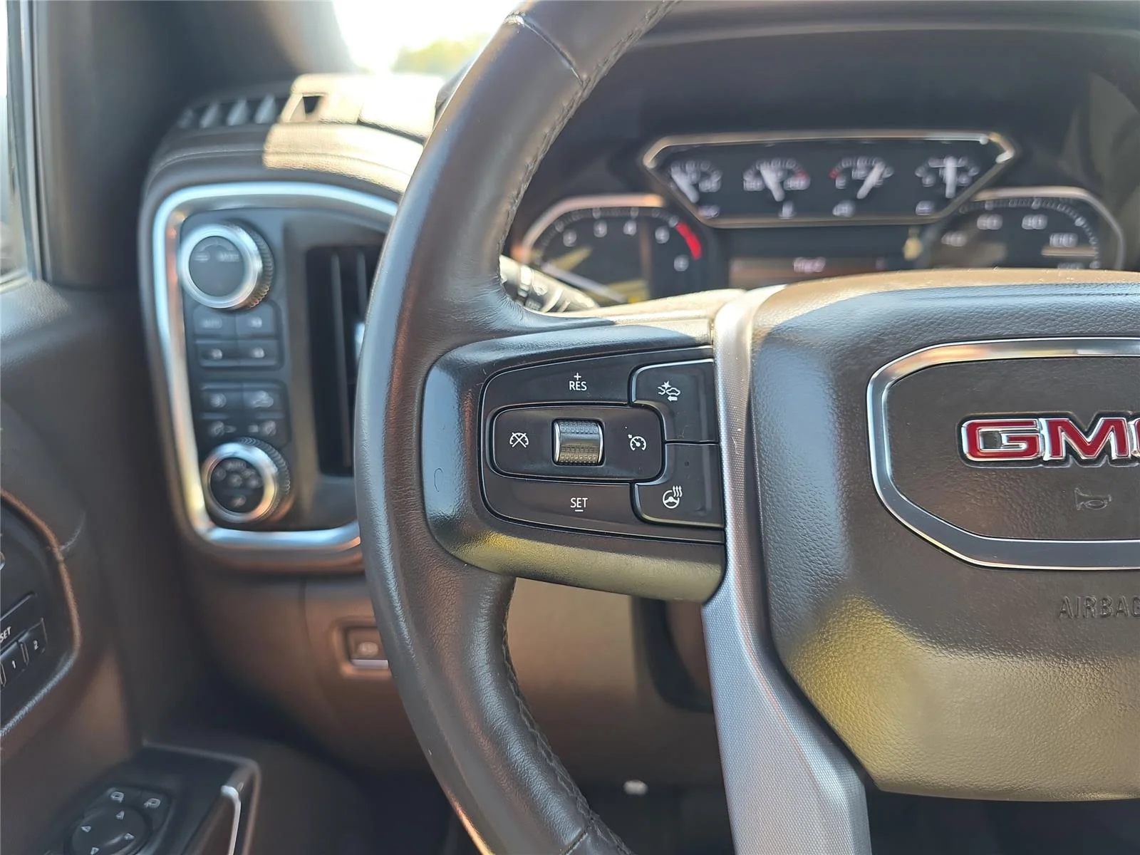 Used 2021 Onyx Black GMC SLT image 22