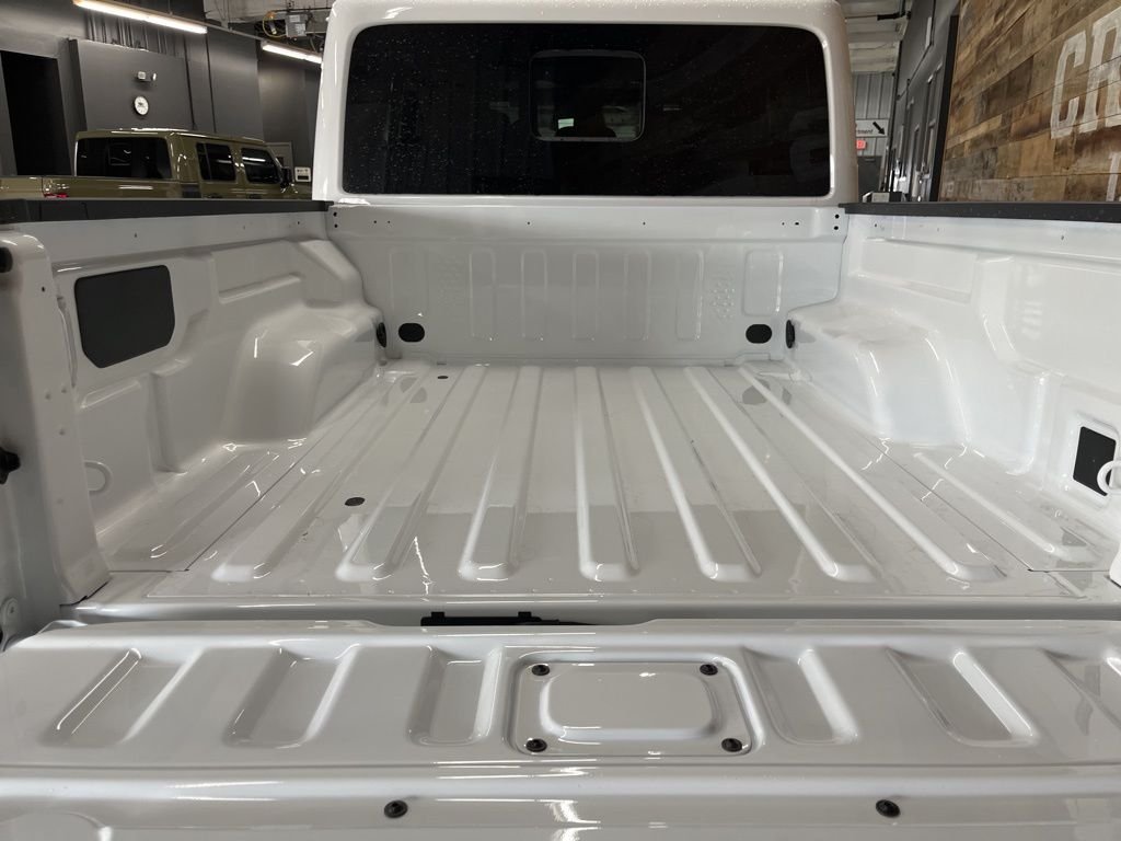 New 2026 Bright White Clear-Coat Exterior Paint Jeep Mojave image 26