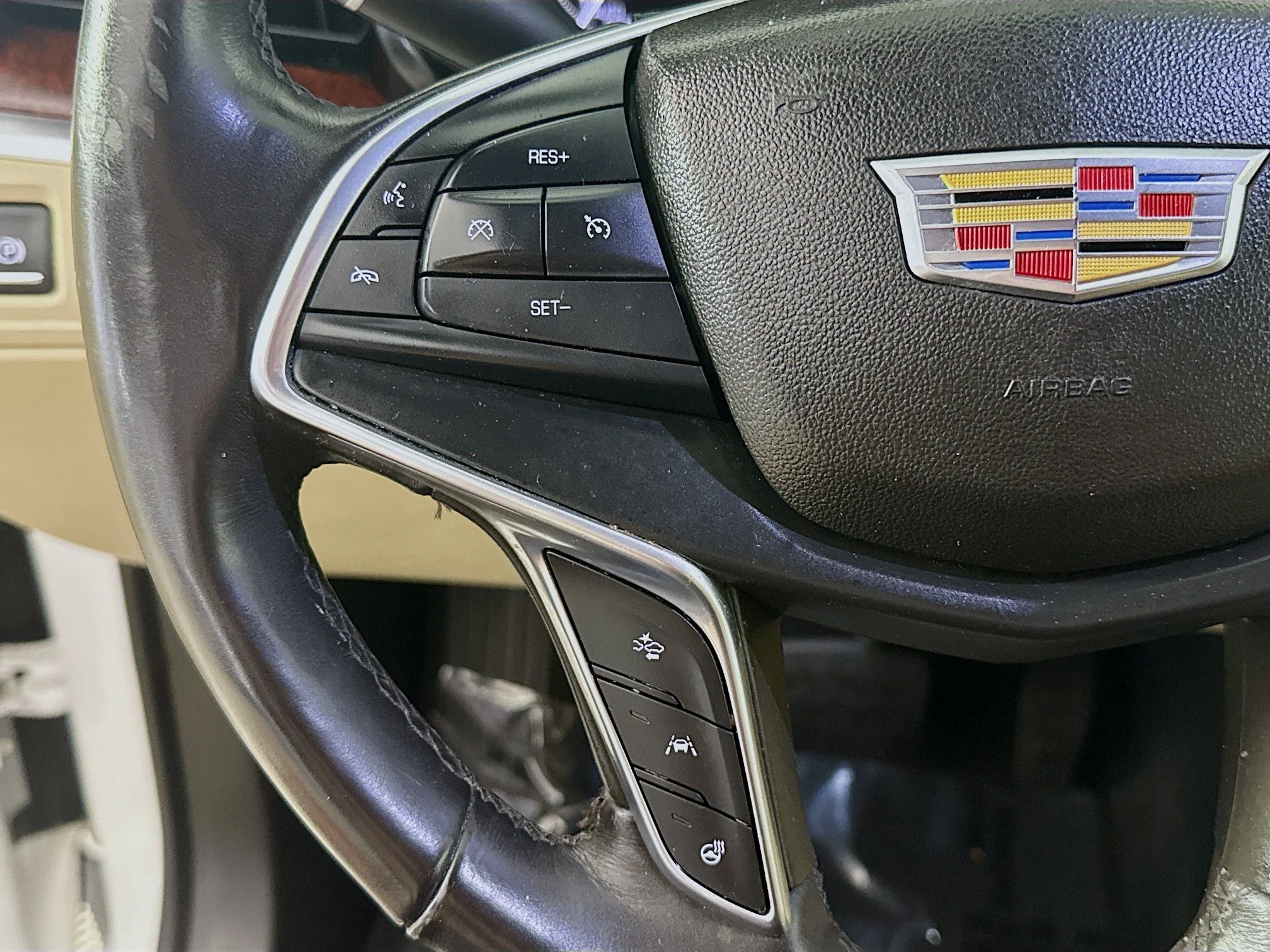Used 2018 Crystal White Tricoat Cadillac Luxury FWD image 10