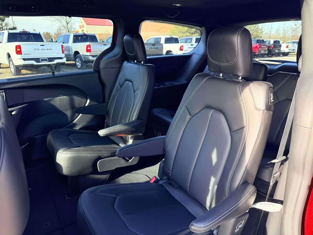 2026 Chrysler Pacifica Select - Photo 9