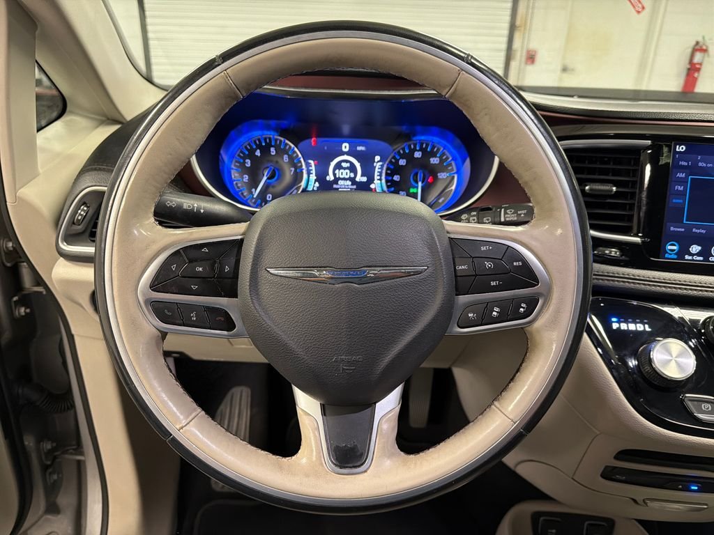 Used 2019 Silver Chrysler Limited image 34