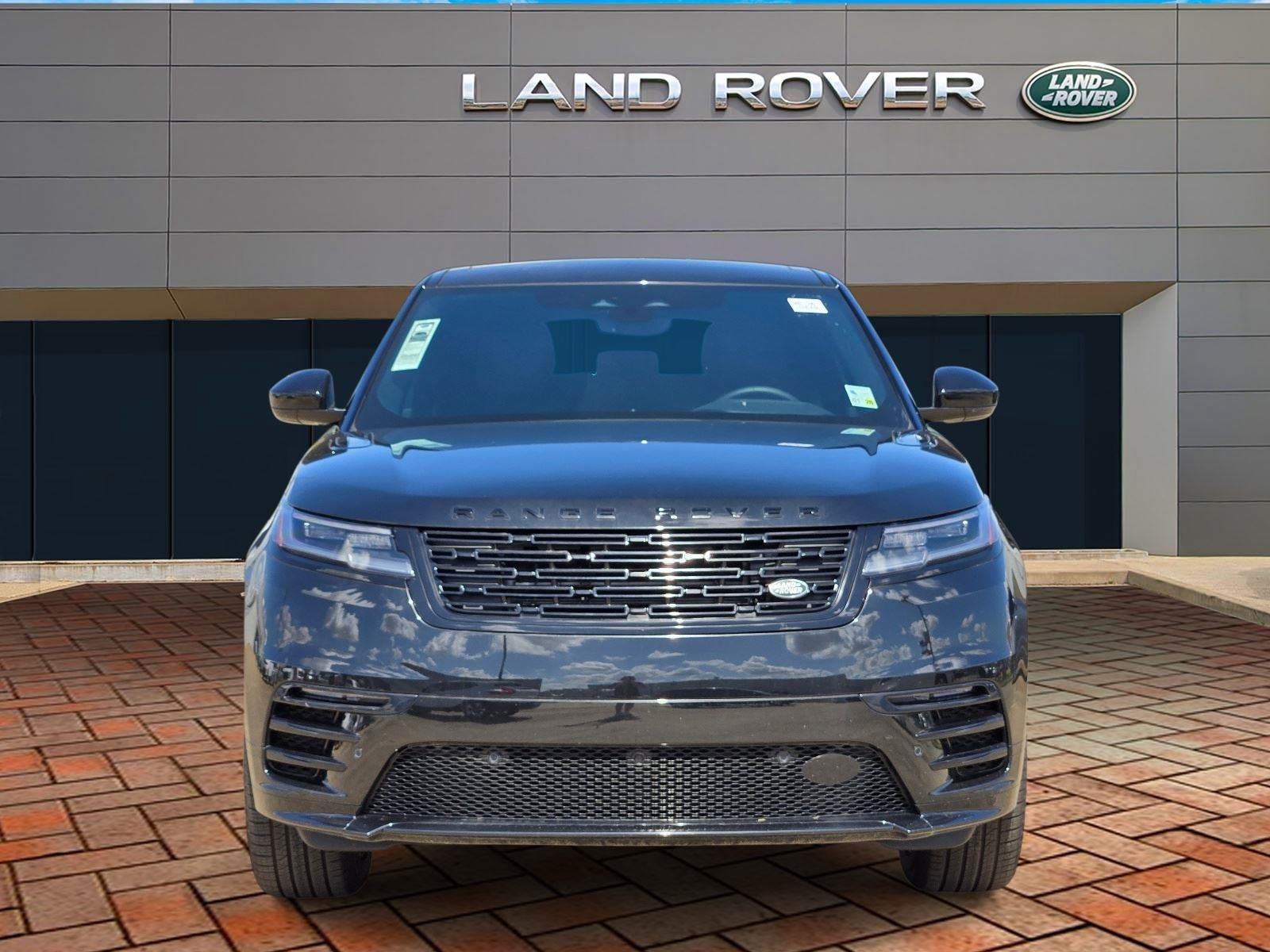 New 2025 Santorini Black Land Rover Dynamic SE image 2