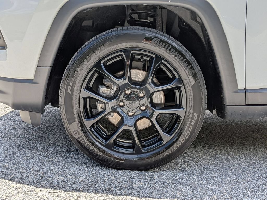 Used 2022 White Jeep Latitude image 29