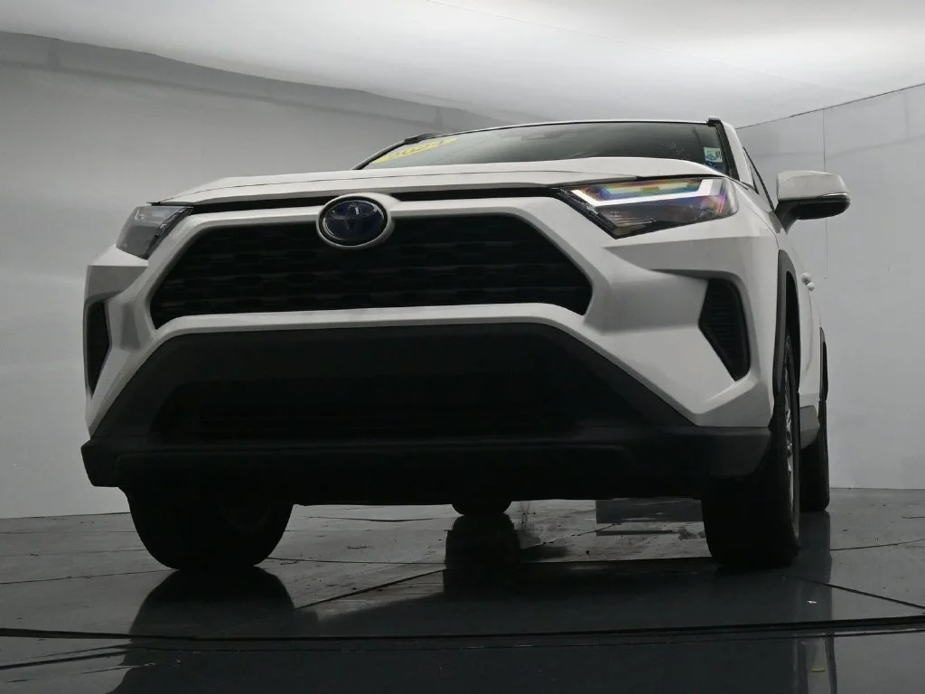 Used 2024 White Toyota XLE image 18