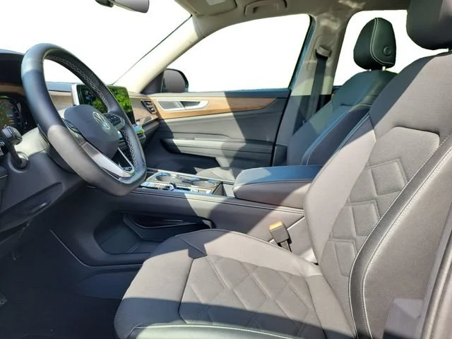 Used 2025 Gray Volkswagen 2.0T SE w/Technology image 5