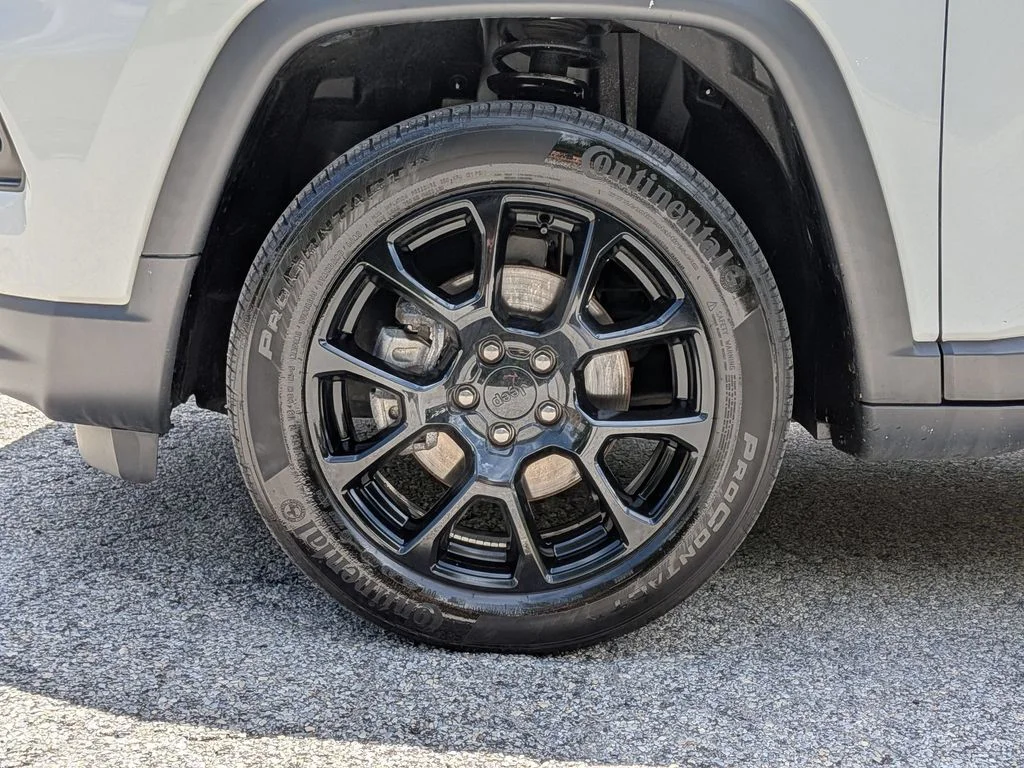 Used 2022 White Jeep Latitude image 29