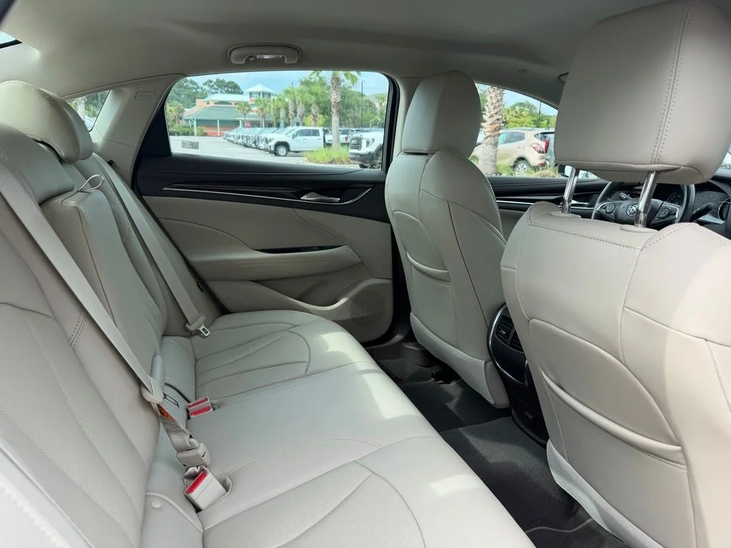 Used 2018 Red Quartz Tintcoat Buick Essence image 17
