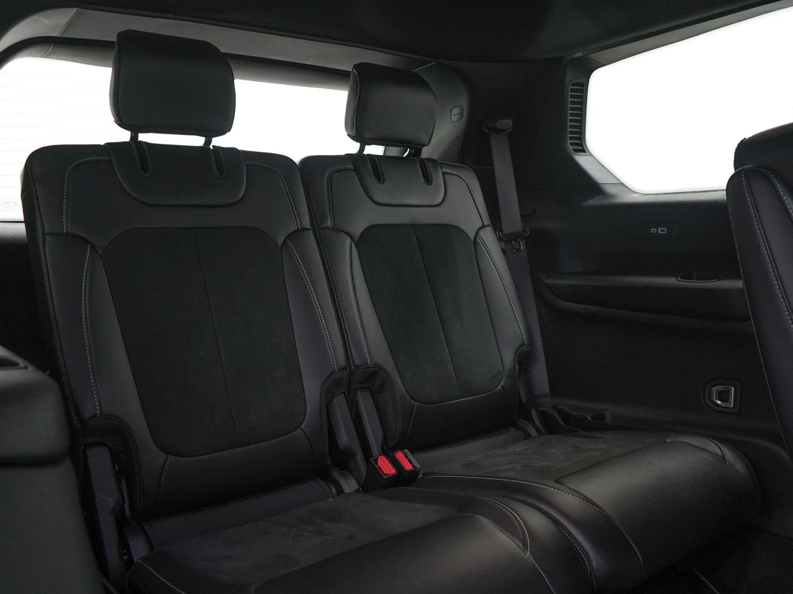 Used 2025 Diamond Black Crystal Pearlcoat Jeep Altitude image 13