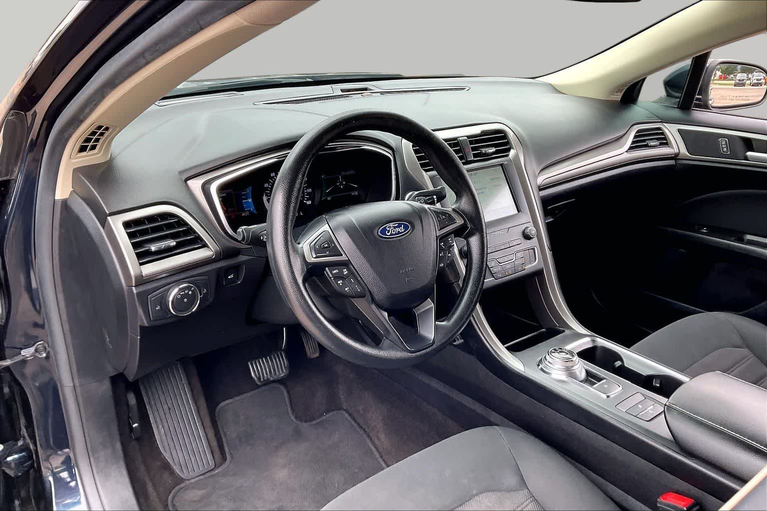 Used 2020 Alto Blue Metallic Tinted Clearcoat Ford SE image 17