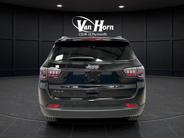 New 2026 Diamond Black Crystal Pearl-Coat Exterior Paint Jeep Latitude image 6