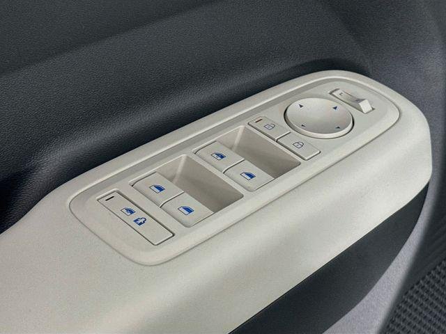 New 2027 White Hyundai SE FWD image 29