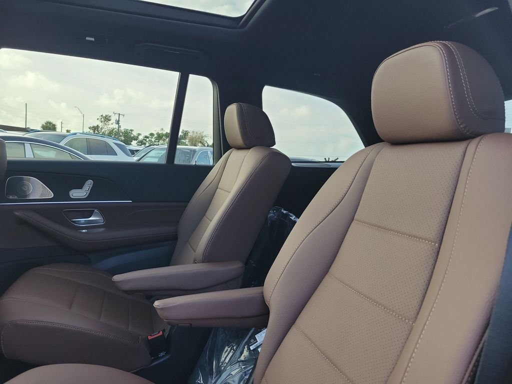 New 2026 MANUFAKTUR Ireland Mid Green Metallic Mercedes-Benz GLS 450 image 13