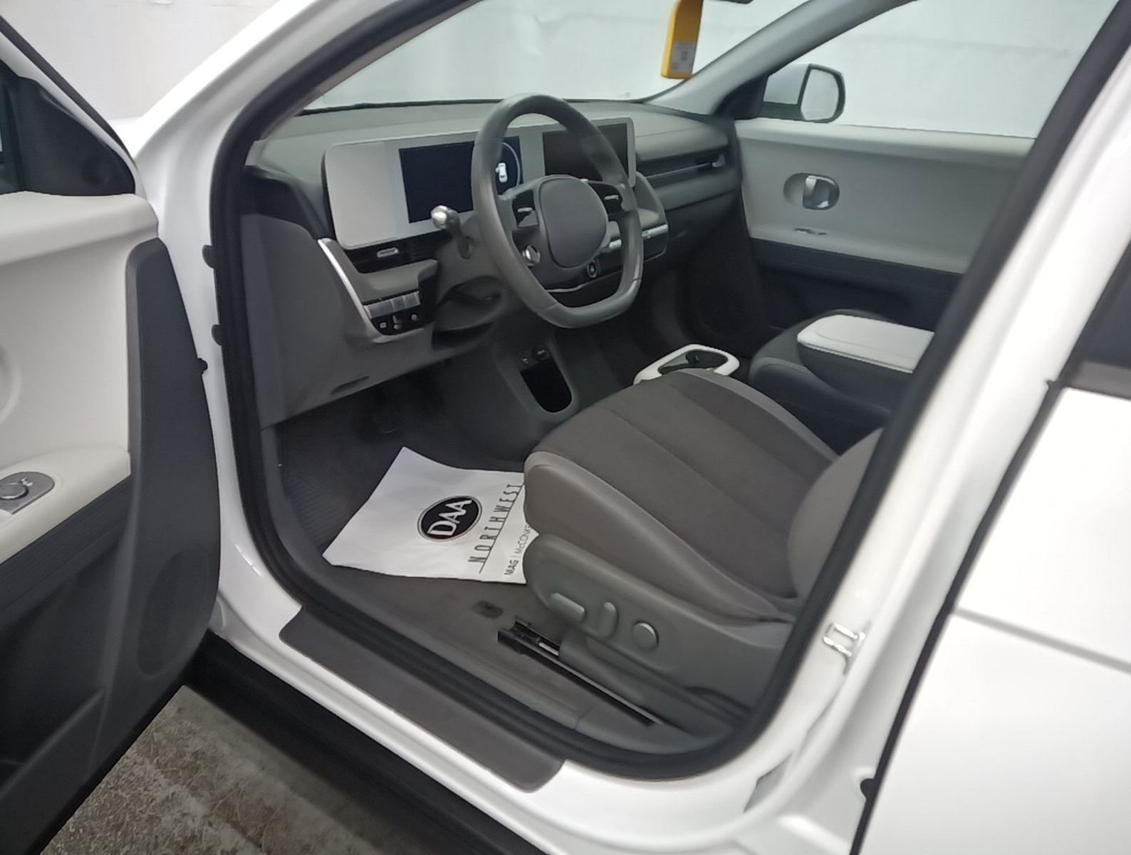 Used 2024 White Hyundai SEL image 6