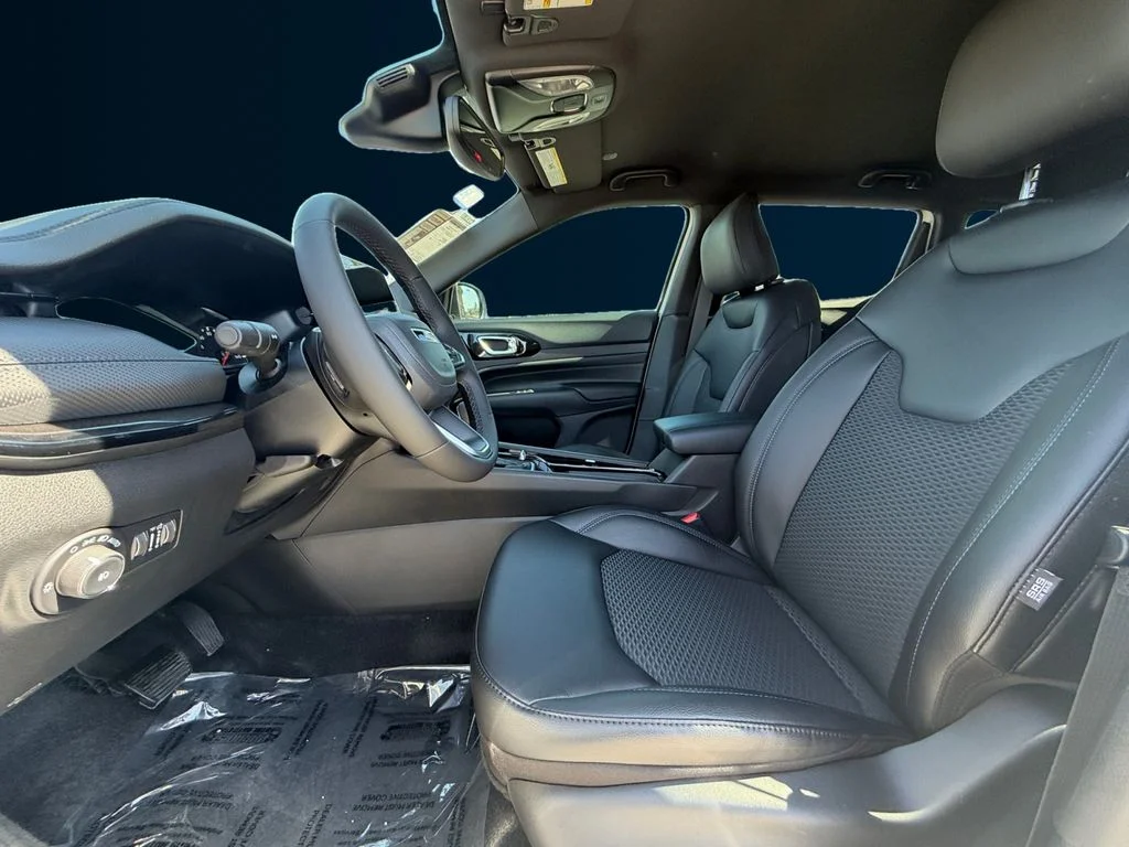 New 2026 White Jeep Latitude image 10