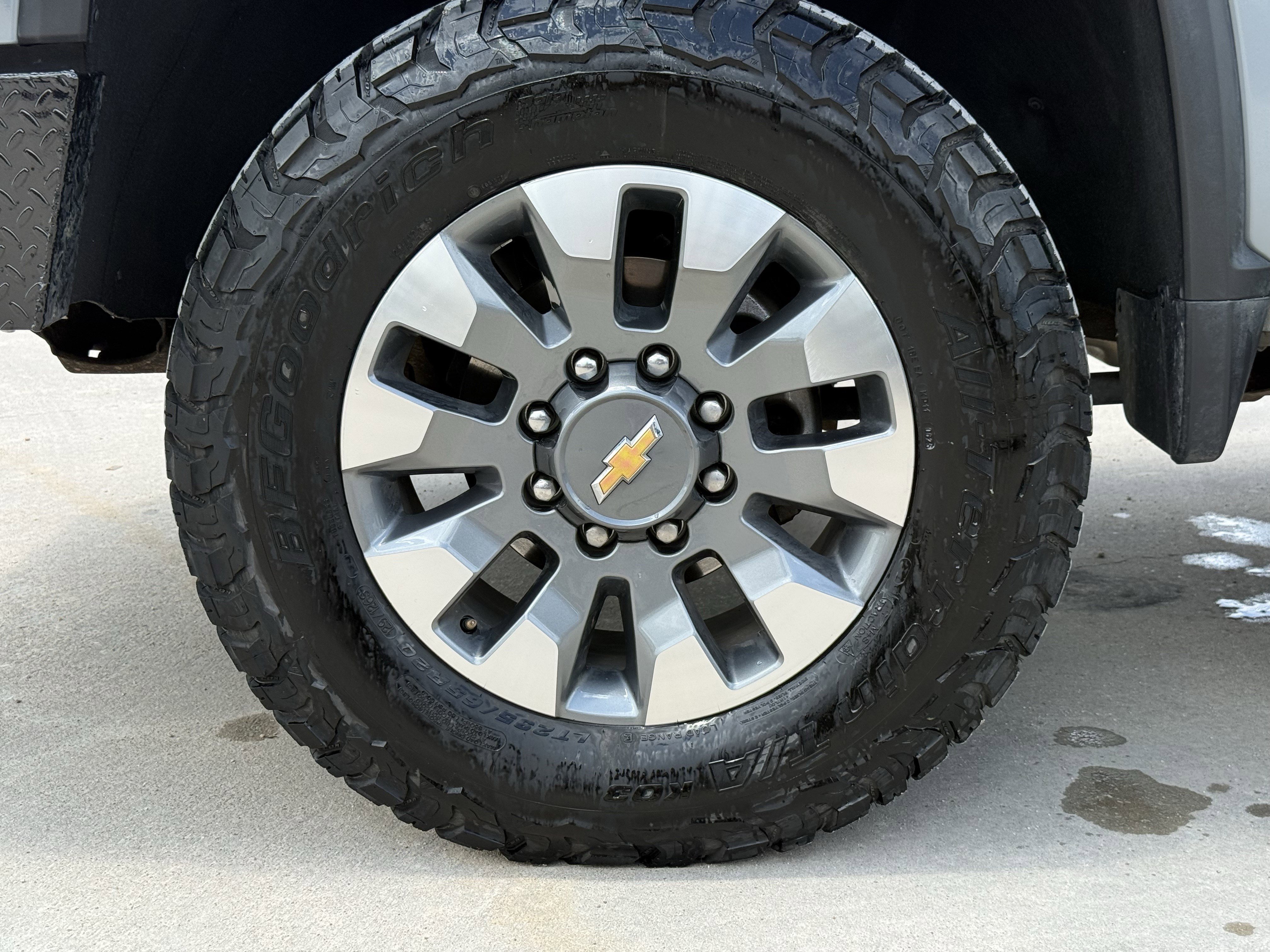 Used 2024 Slate Gray Metallic Chevrolet  image 10
