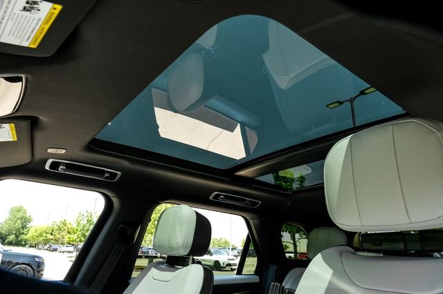 New 2026 Ostuni Pearl White Premium Metallic Land Rover Dynamic SE image 5