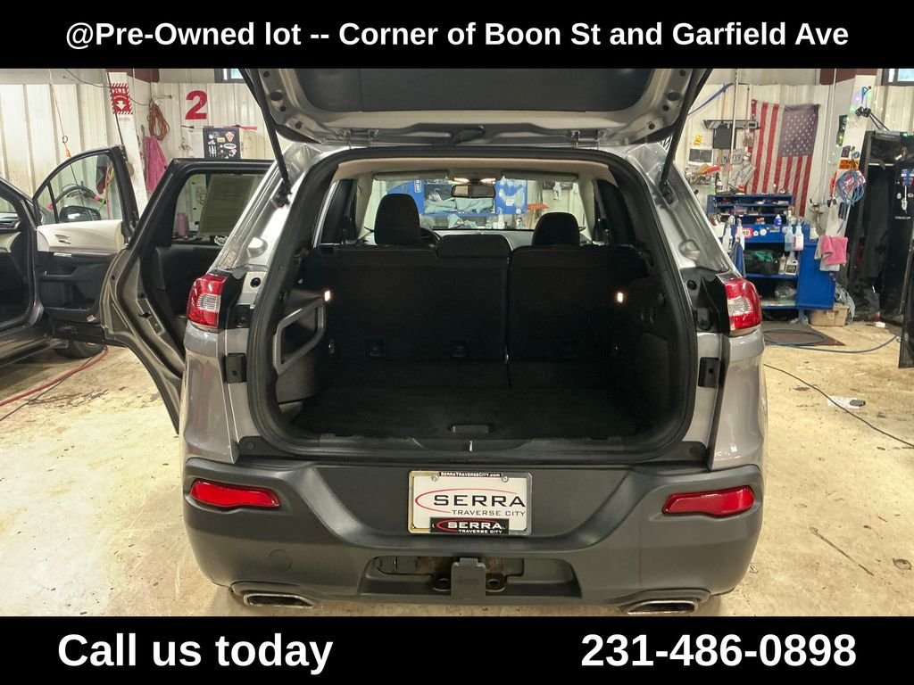 Used 2016 Silver Jeep Latitude image 27