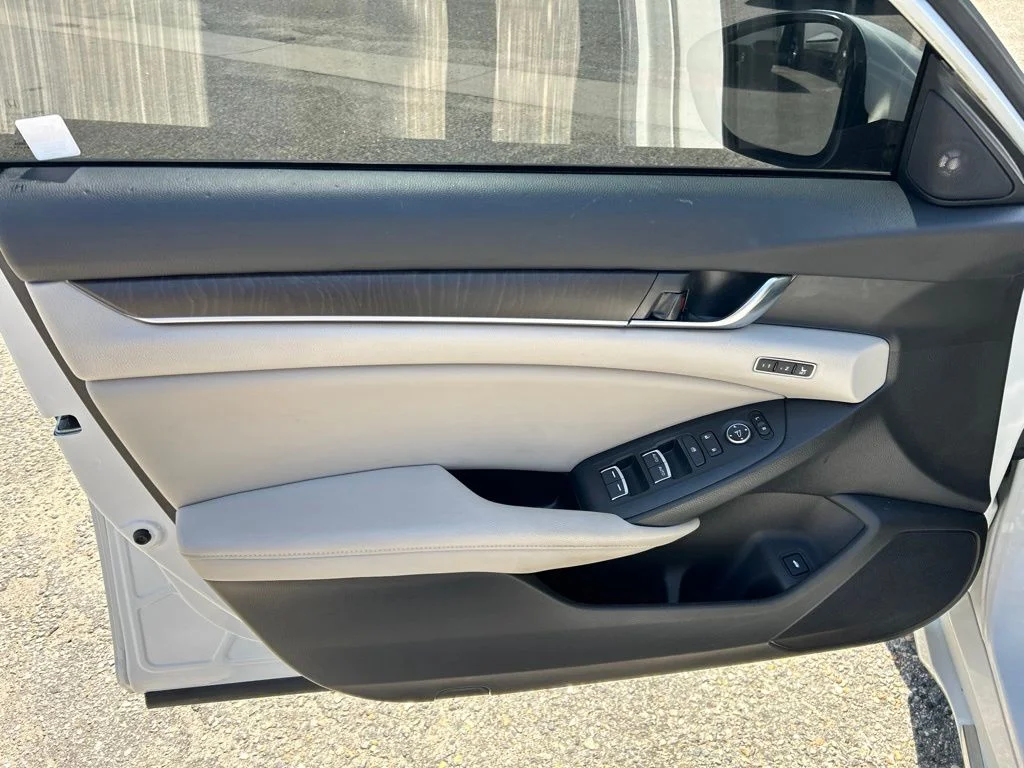 Used 2018 White Honda EX-L image 15