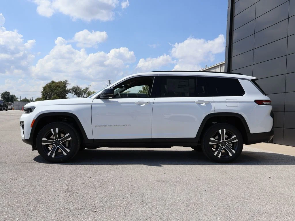 New 2027 Bright White Clear-Coat Paint Jeep Limited image 2