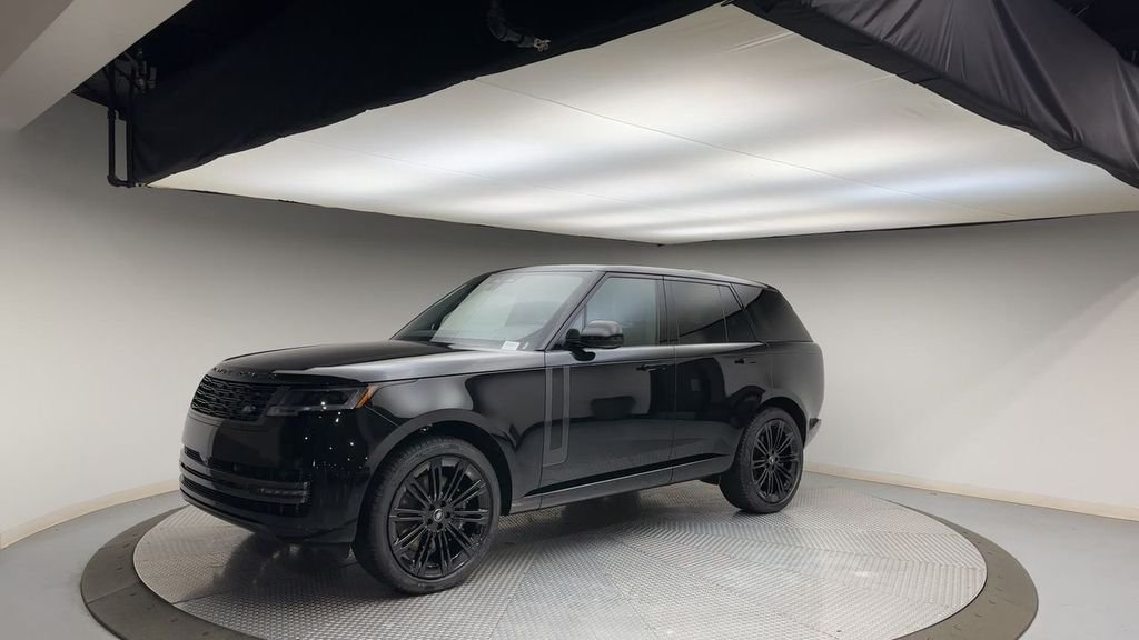 Used 2025  Land Rover SE image 4