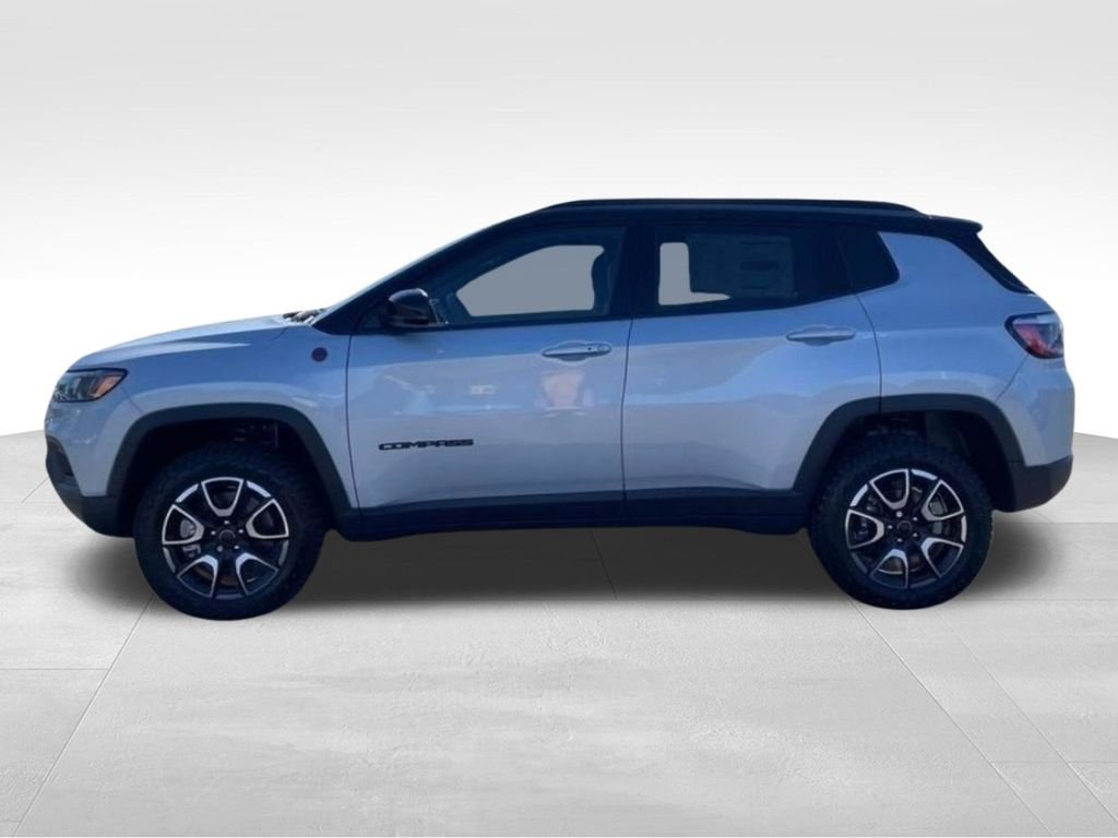 New 2026 Silver Zynith Metallic Clear-Coat Exterior Paint Jeep Trailhawk image 2