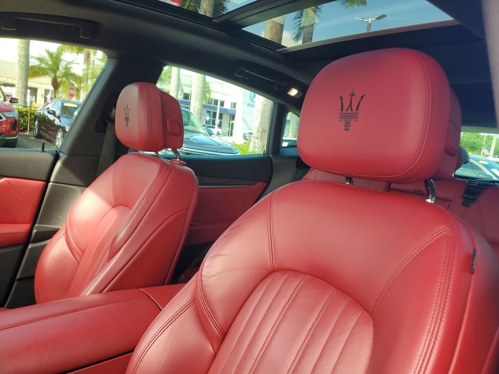 Used 2019 White Maserati Base image 17