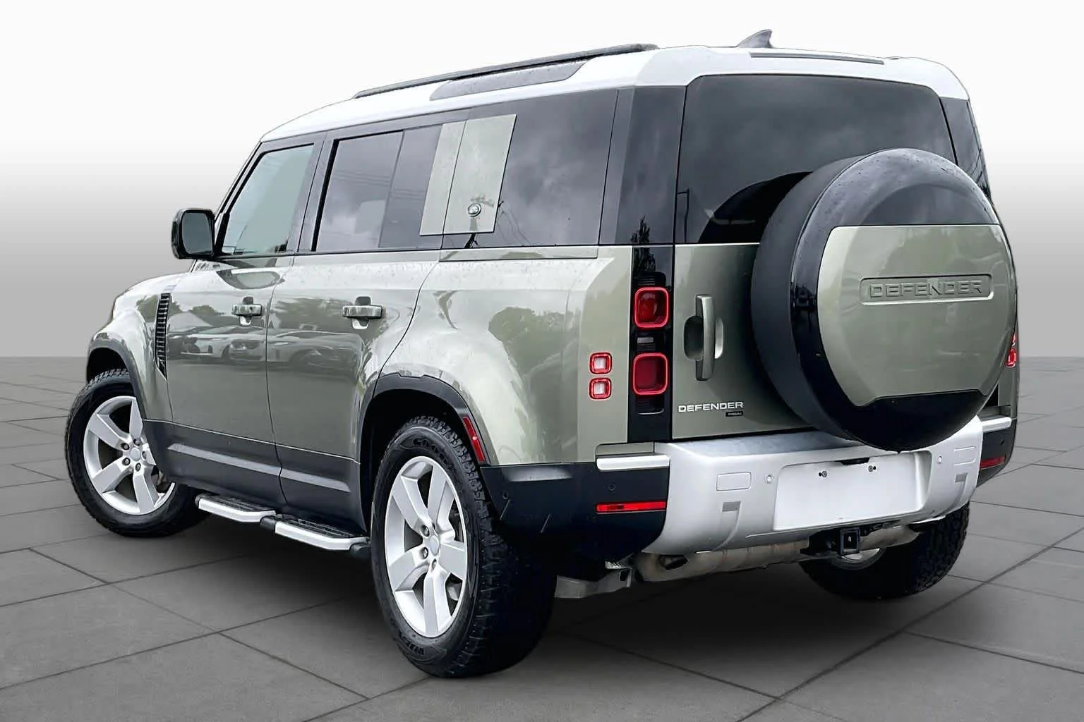 Used 2023 Pangea Green Metallic Land Rover SE image 11