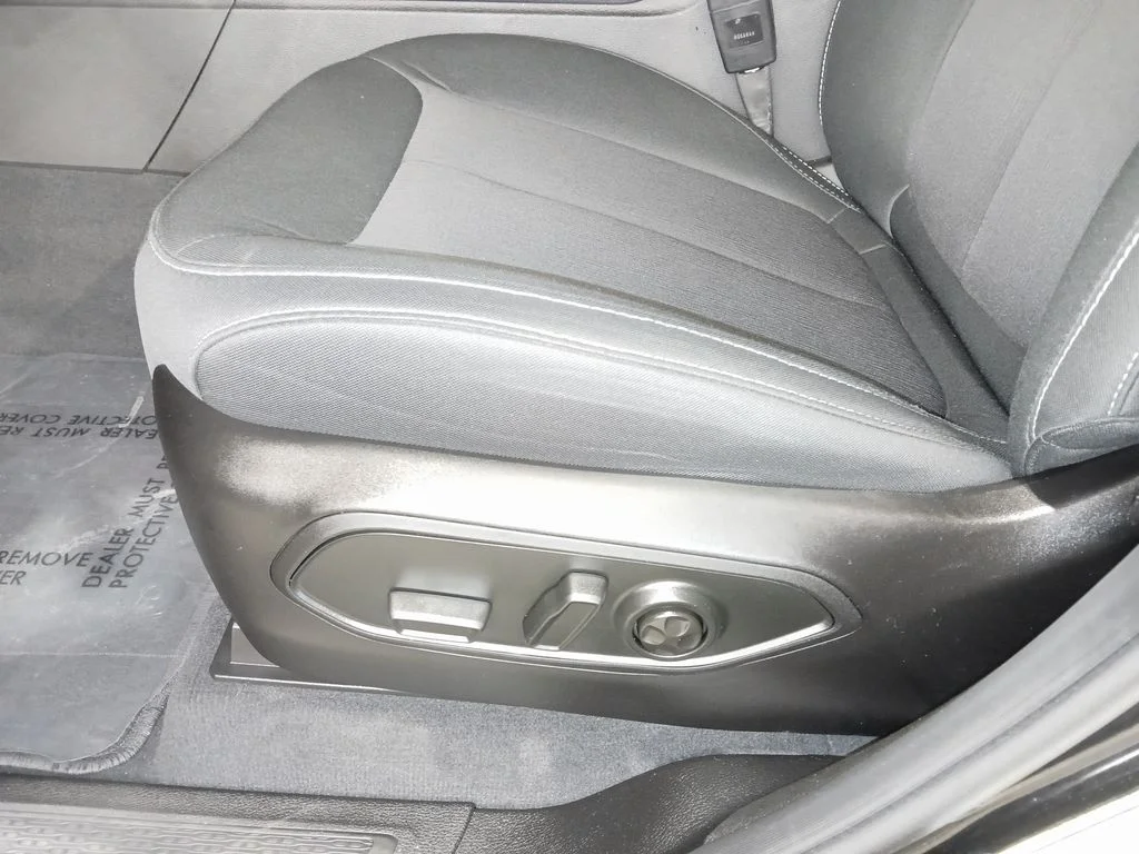 Used 2025 Black Jeep Laredo image 18