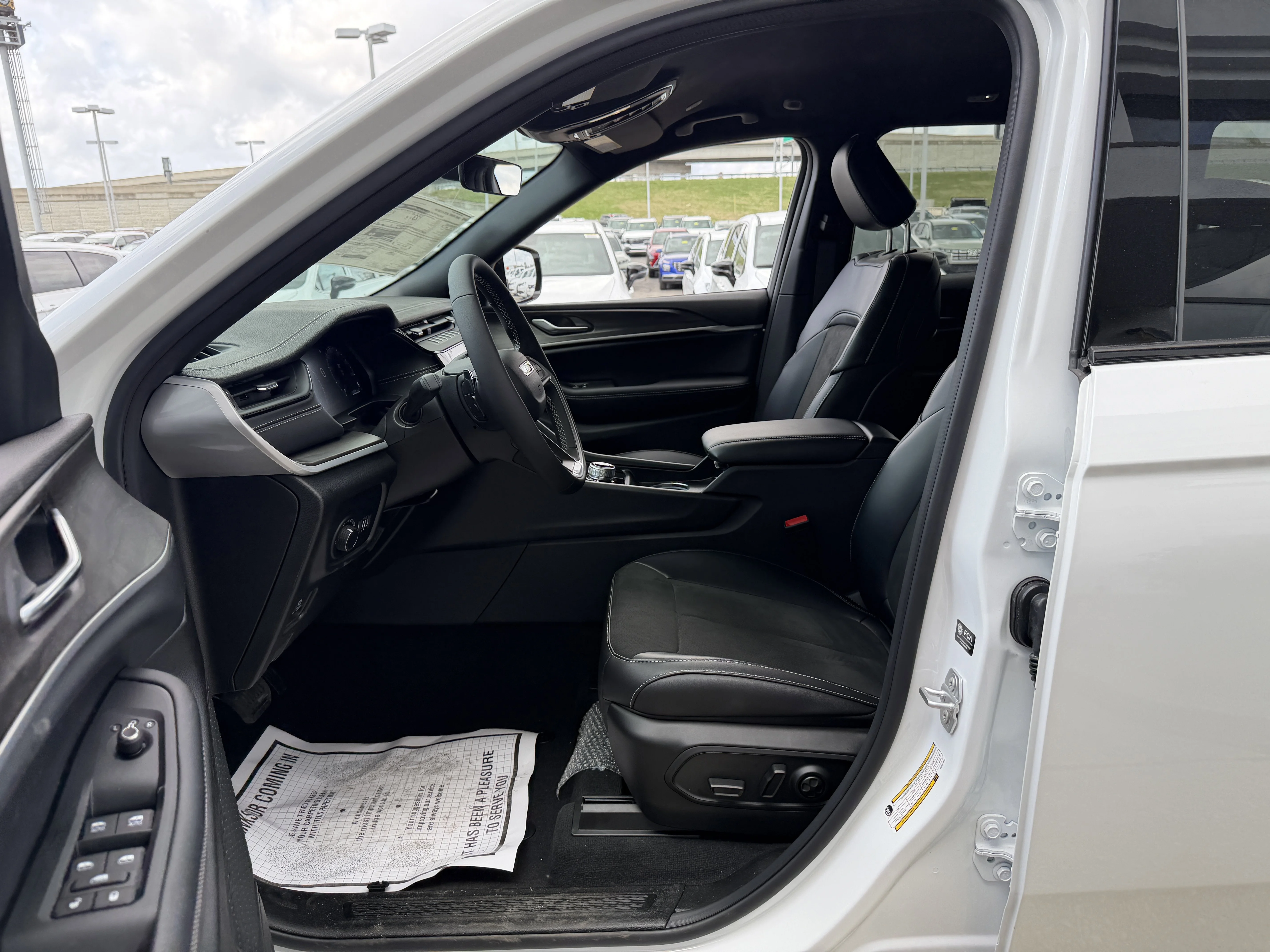 New 2026 Bright White Clear-Coat Exterior Paint Jeep Altitude image 32