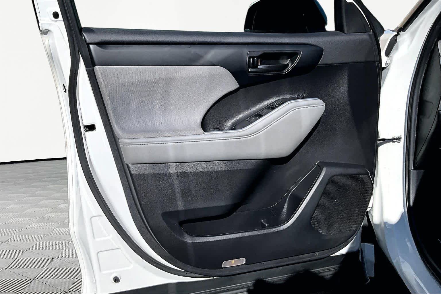 Used 2023 Wind Chill Pearl Toyota LE image 22