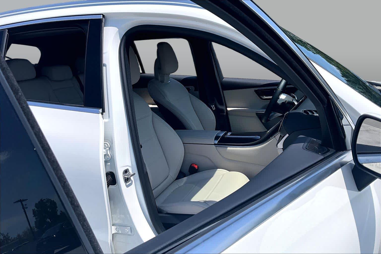 Used 2025 Polar White Mercedes-Benz GLC 300 image 17