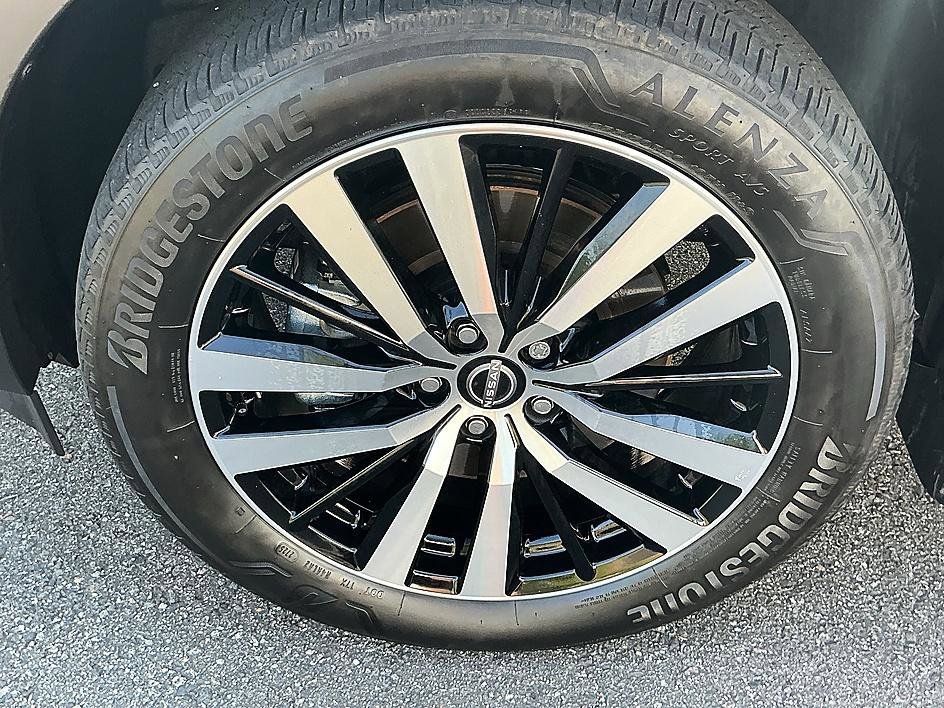 Used 2025 Gun Metallic Nissan Platinum image 8