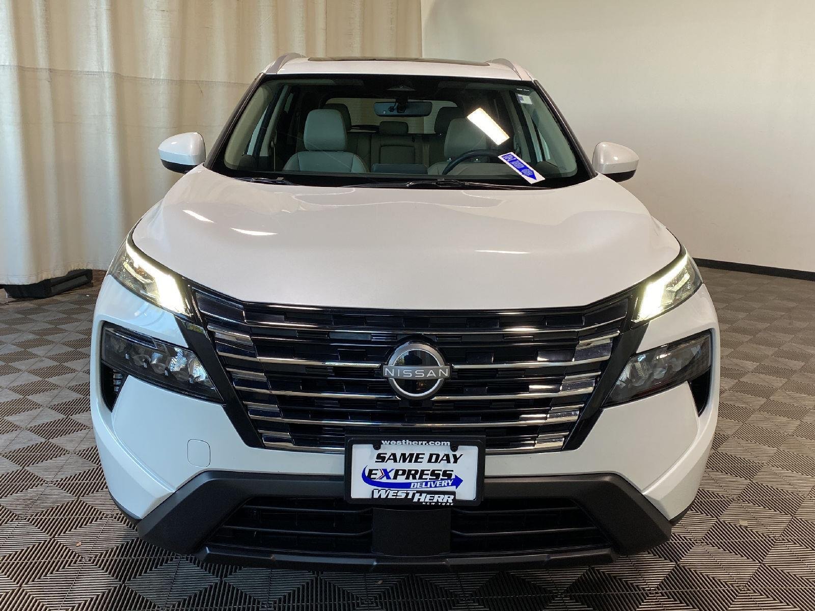 Used 2026 Everest White Pearl Tricoat Nissan SV image 8