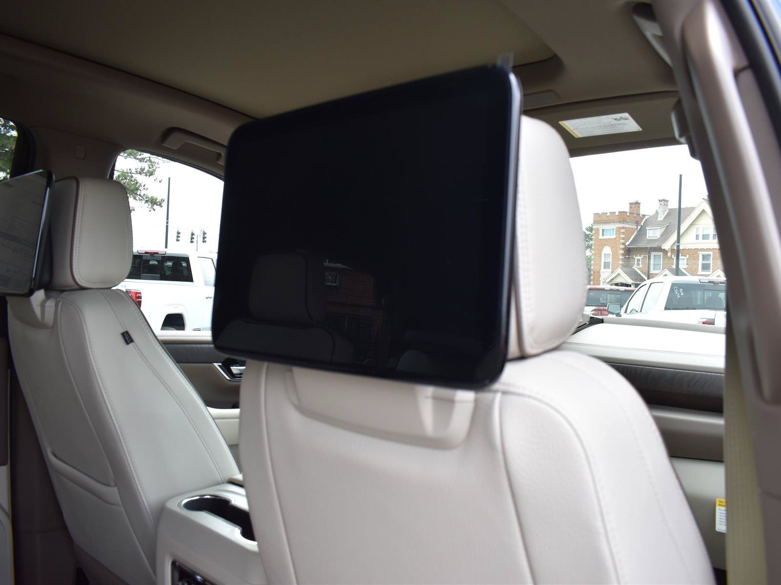 2026 GMC Yukon Denali - Photo 8